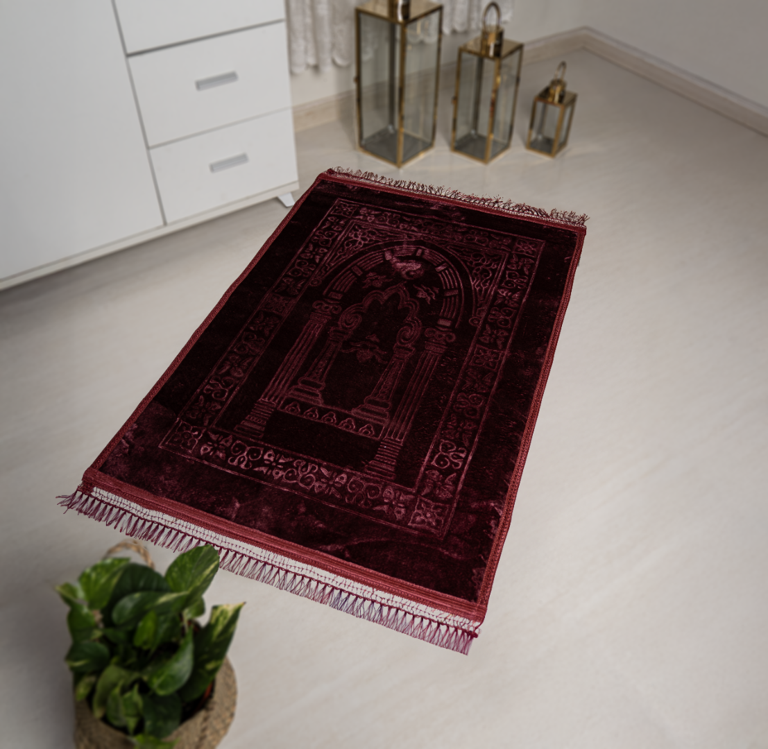 سجادة صلاة مبطنة ببطانة سميكة ومريحة.