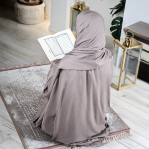 شرشف صلاة بطرحة متصلة بدون نقشة – قماش قطني ناعم ومريح